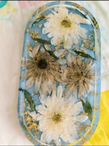 Blue resin Accessory tray with real dry flowers inside - Image 3