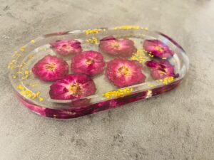 Resin transparent accessory tray with real flowers inside - Image 3