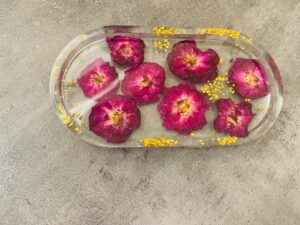 Resin transparent accessory tray with real flowers inside - Image 5